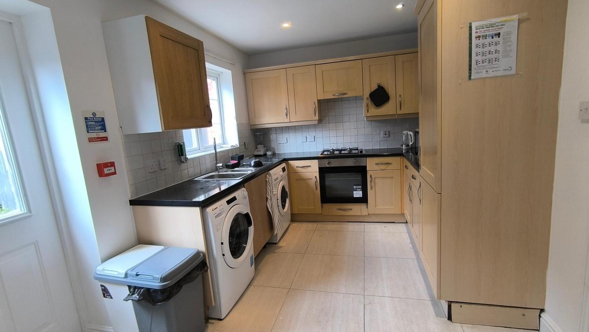 Riverview, Style Near Station R3 *