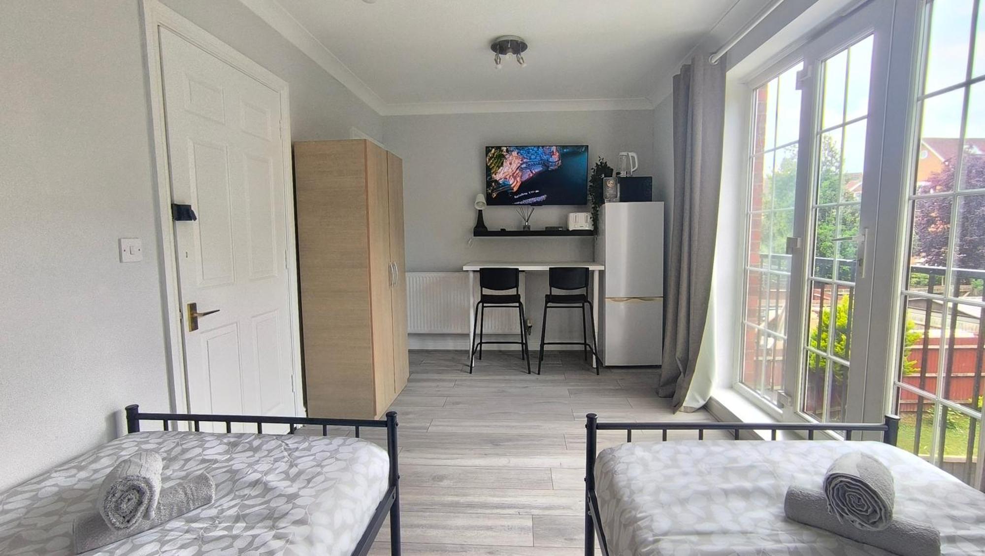 Riverview, Style Near Station R3 Apartment London