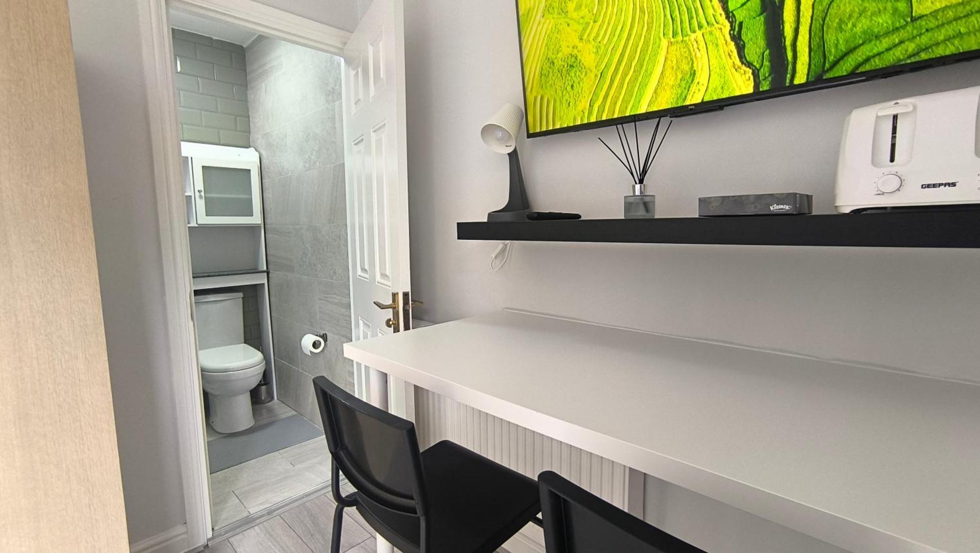 Riverview, Style Near Station R3 Apartment