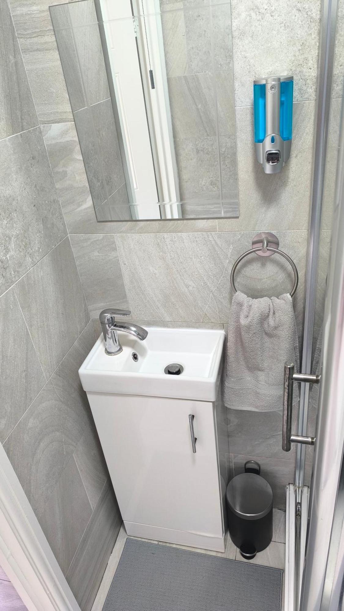 Riverview, Style Near Station R3 Apartment London