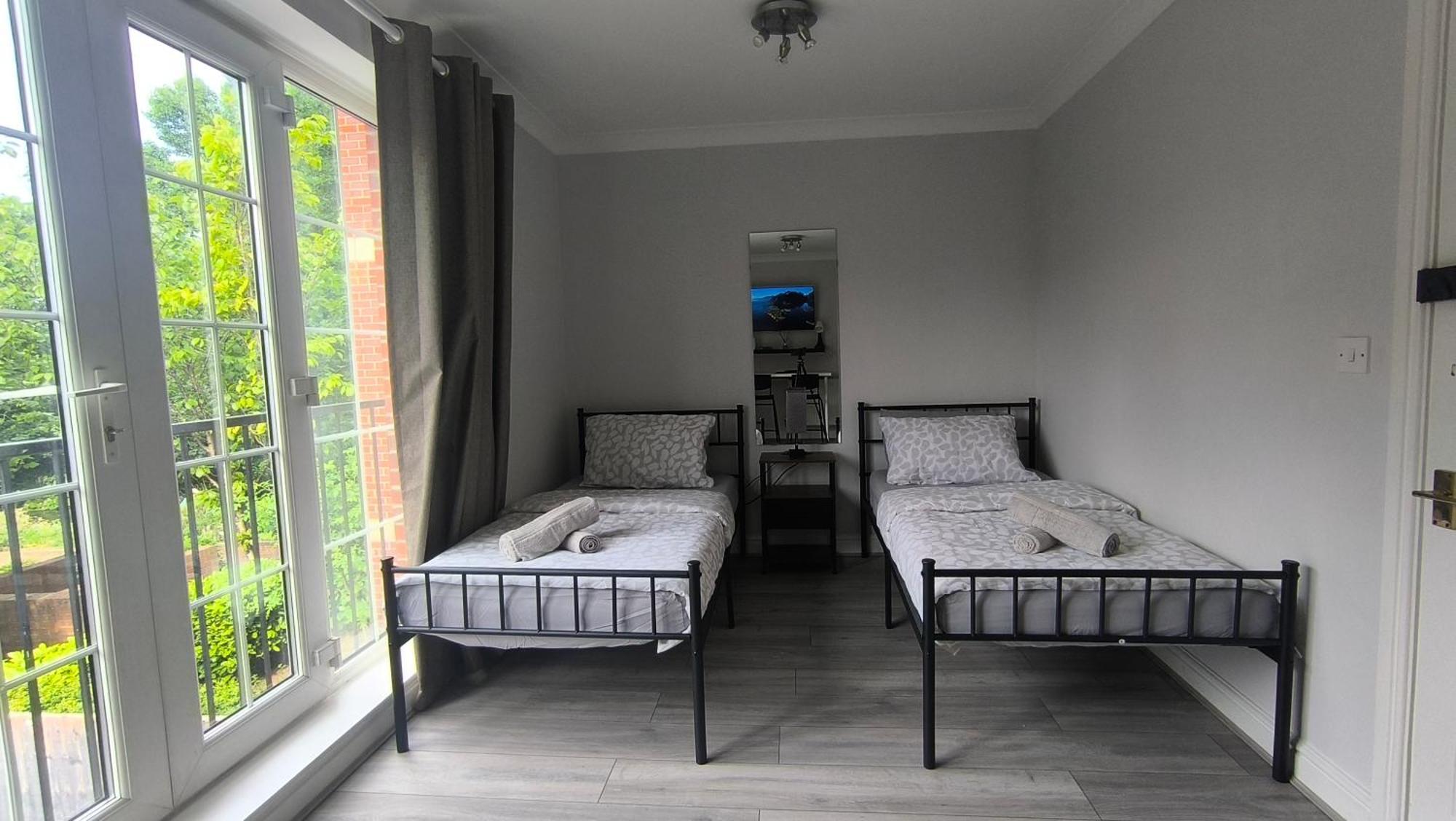 Riverview, Style Near Station R3 *